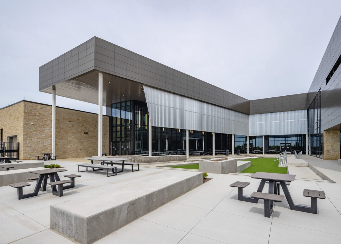 Courtyard_Strike-Middle-School_Little-Elm-ISD_02_jpg